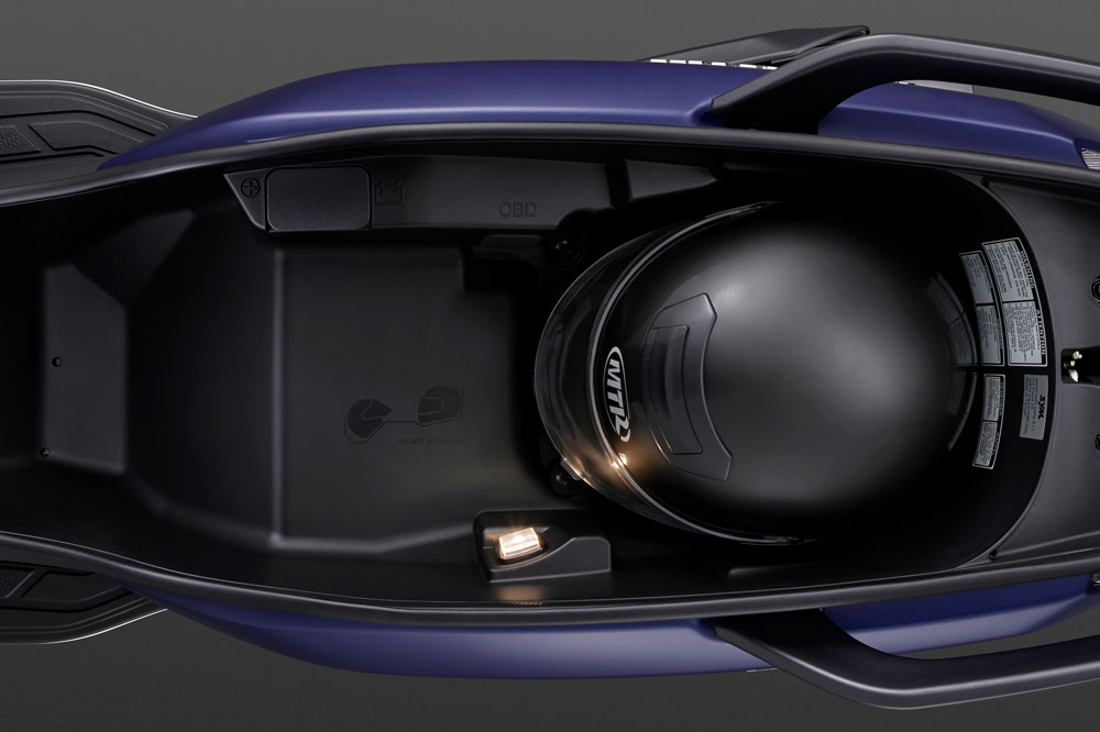 Debajo del casco tenemos espacio para un casco integral y otro jet