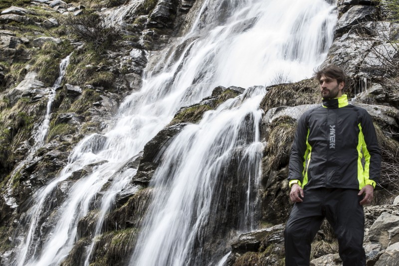 Trajes y equipamiento para protegerse de la lluvia de Hevik