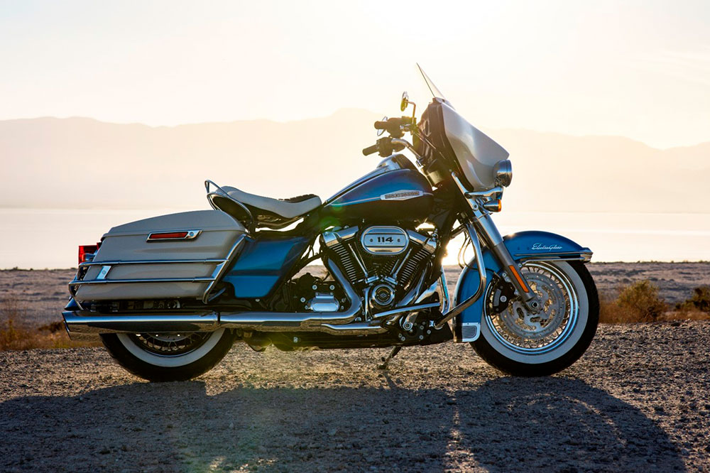 La estética de los años 60 de esta Electra Glide es todo un deleite para los sentidos. La cúpula y maletas recrean con exactitud las formas del modelo original