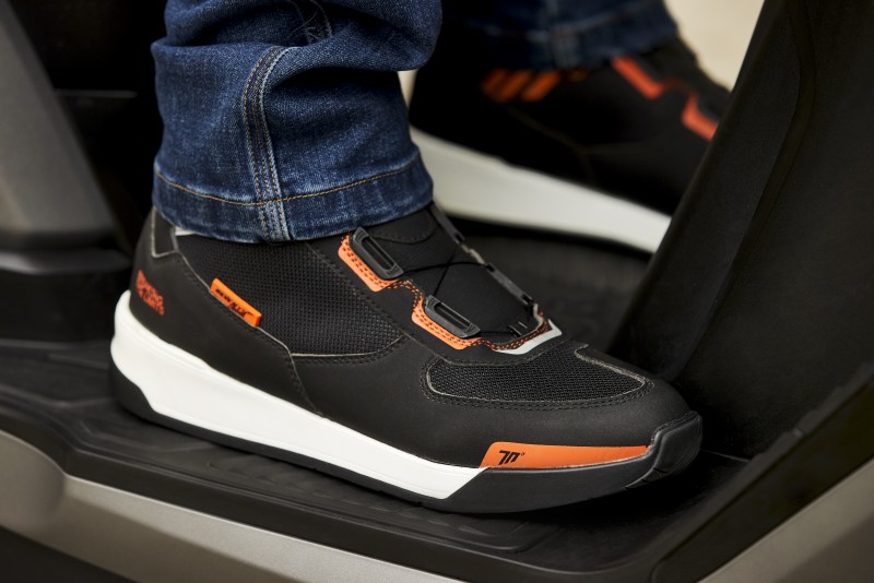 SD-BC10, las zapatillas para moto con cierre automático de Seventy Degrees