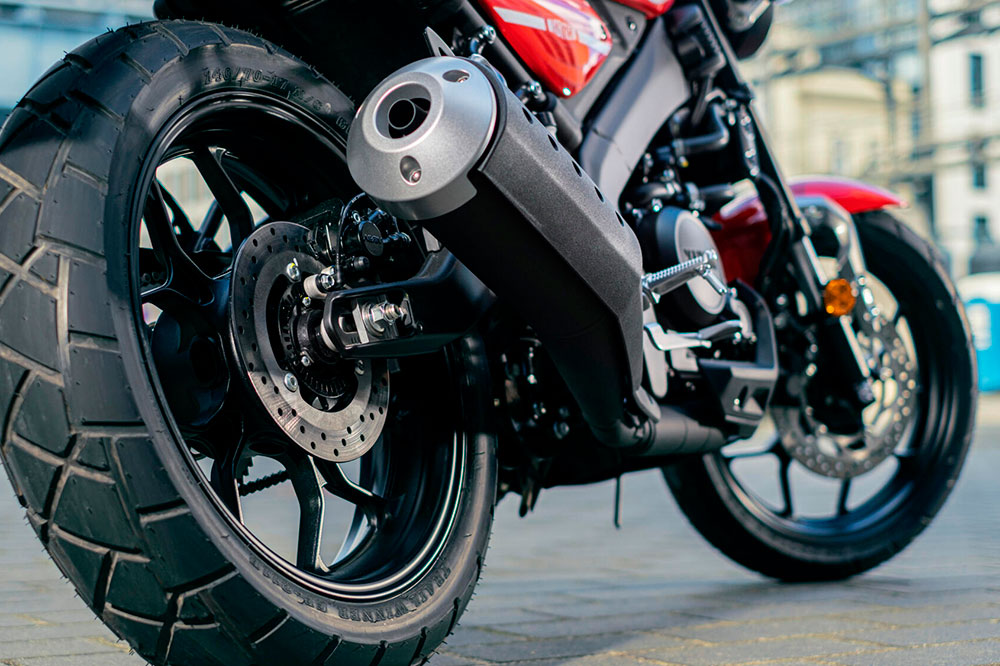 Escape y detalle de la parte trasera de la Yamaha XSR 125