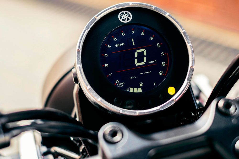 El cuadro de instrumentos de la Yamaha XSR 125 es una esfera de corte clásico con información digital en su interior