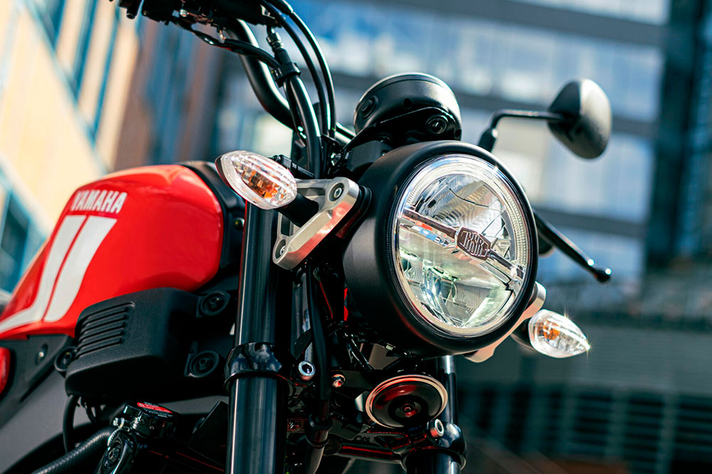 La iluminación de la Yamaha XSR 125 es completamente de LED