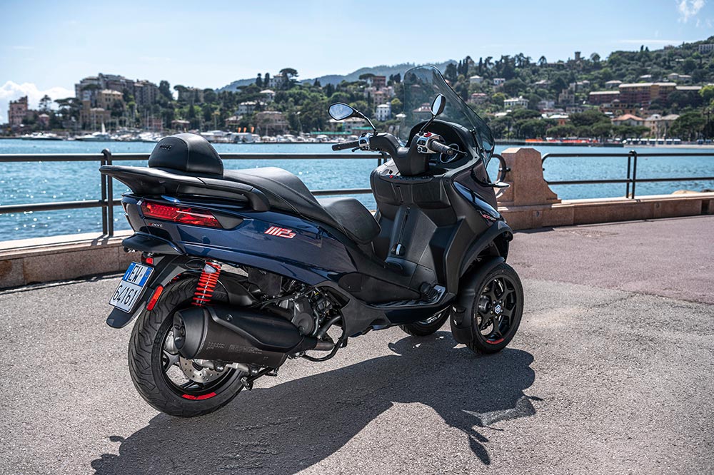 El motor de 350 cc anterior es sustituido por el nuevo de 400 cc.