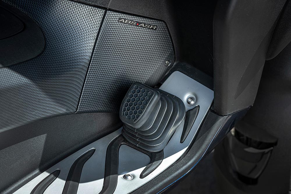 Para ser homologados como triciclos los scooter de tres ruedas deben llevar un pedal de freno en el pie