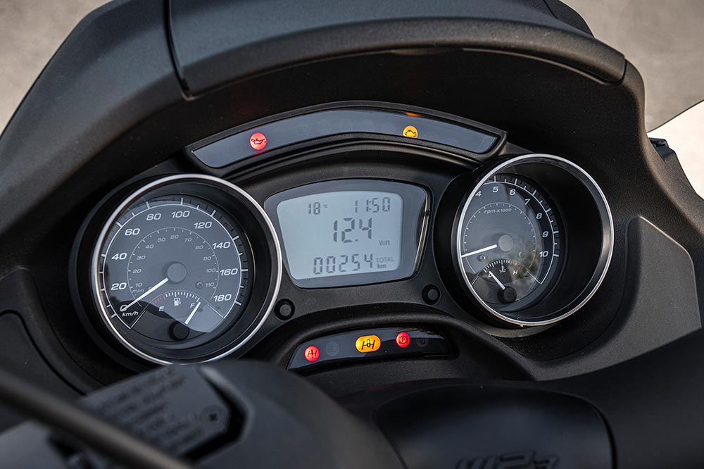 Todavía no ha llegado la electrónica masiva a los cuadros de instrumentos de los Piaggio MP3