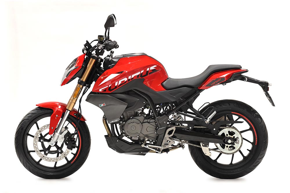 La línea estética de la Hanway Furious recuerda mucho a la KTM 125 Duke, una de sus principales rivales