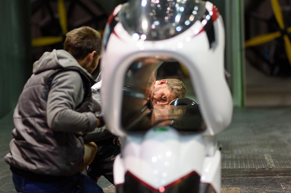 Esta moto eléctrica tiene un enorme agujero en su carenado para mejorar la aerodinámica