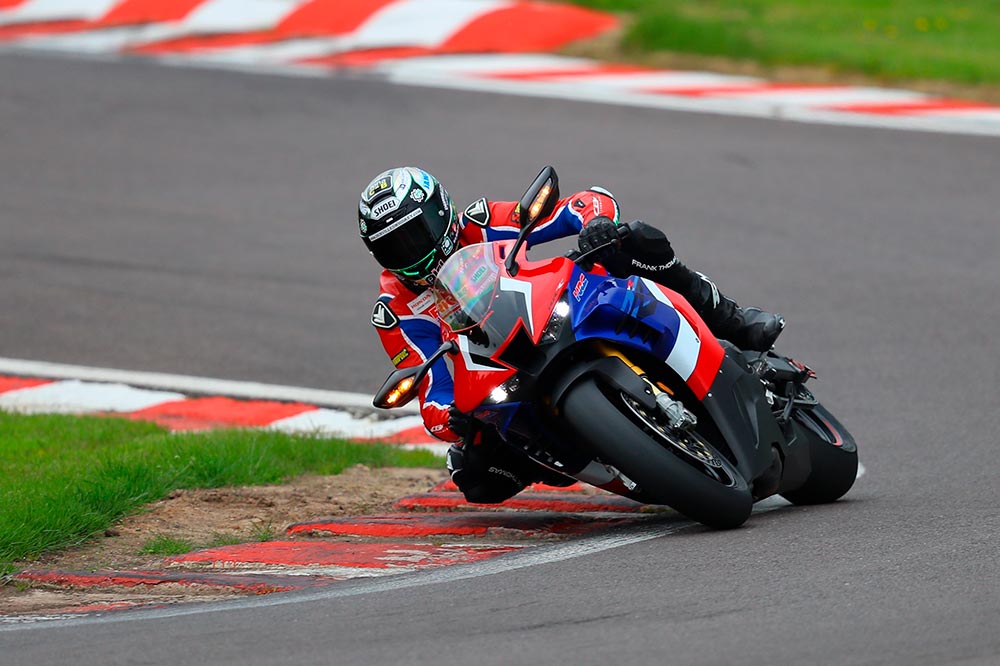 La moto de calle obtuvo un tiempo suficiente como para salir a una carrera del British Superbike
