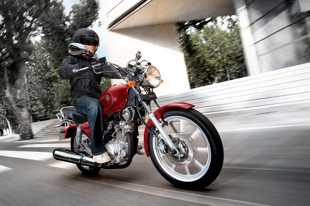 En moto piensa siempre que en muchos casos el resto de los vehículos no te ven.