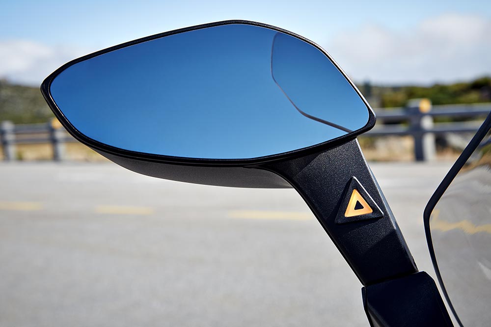 Usa los retrovisores de tu moto y conduce atento a tus ángulos muertos y a los de los coches