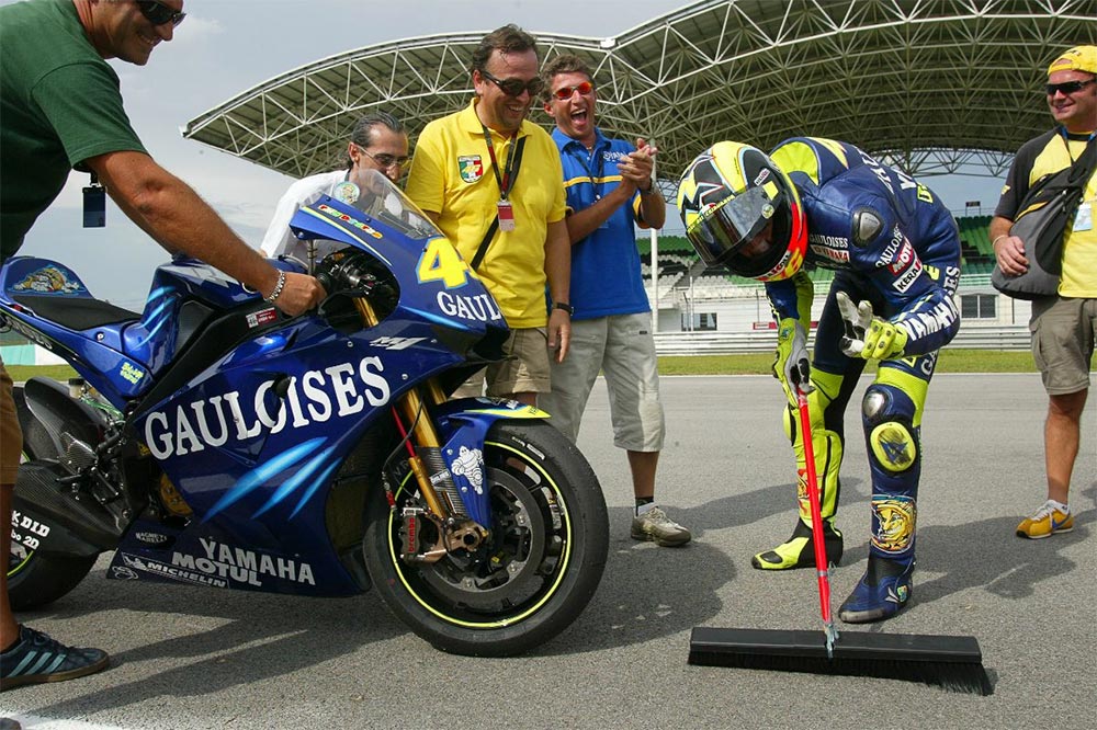 Dentro y fuera de la pista Valentino se comía a sus rivales, aquí limpiando la pista tras el encontronazo con Sete