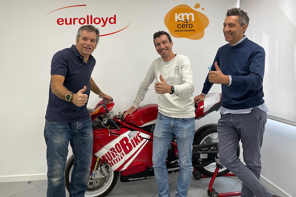 En la foto José María García con Luis Díaz, subdirector general de Eurolloyd, y Miguel de Sola, coordinador de KmCero Club del Motorista
