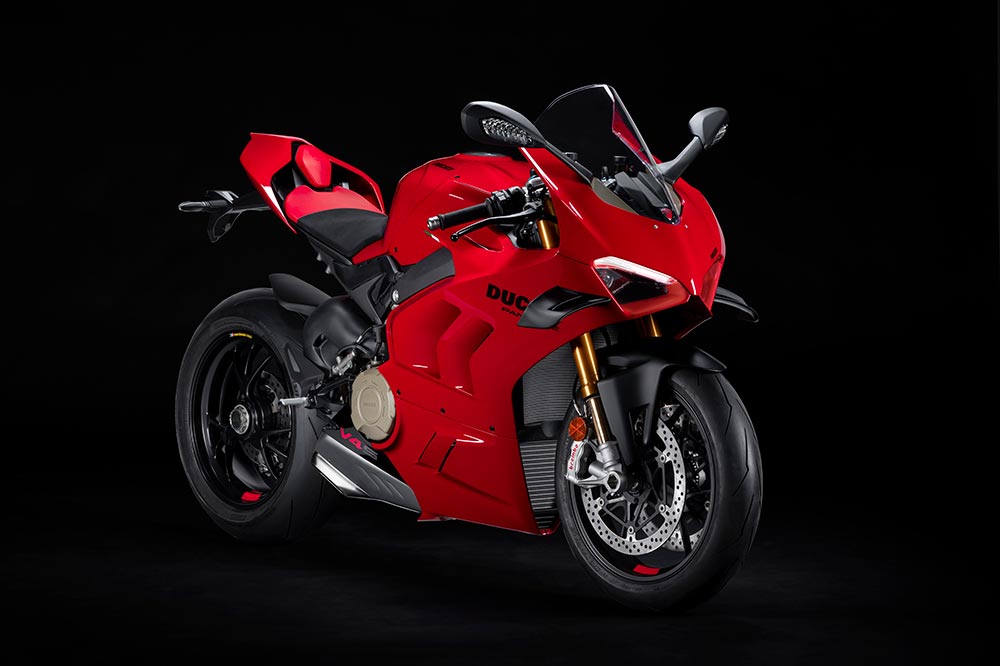 La horquilla delantera Ohlins pasa a ser una Showa en la versión estándar