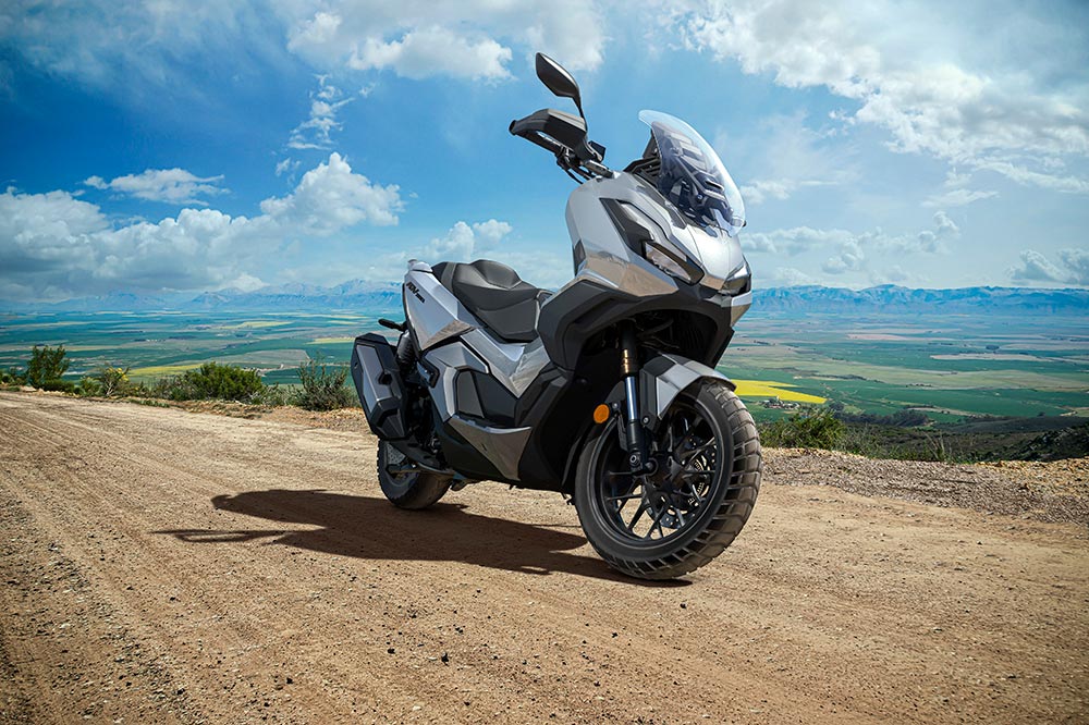 Como en el caso del X ADV, el ADV 350 también se atreve con recorridos off road