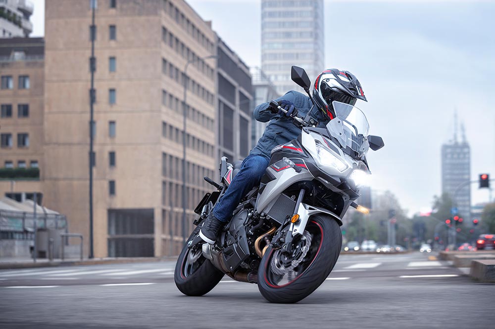 La Kawasaki Versys 650 es una moto de trail de media cilindrada orientada hacia un uso en carretera