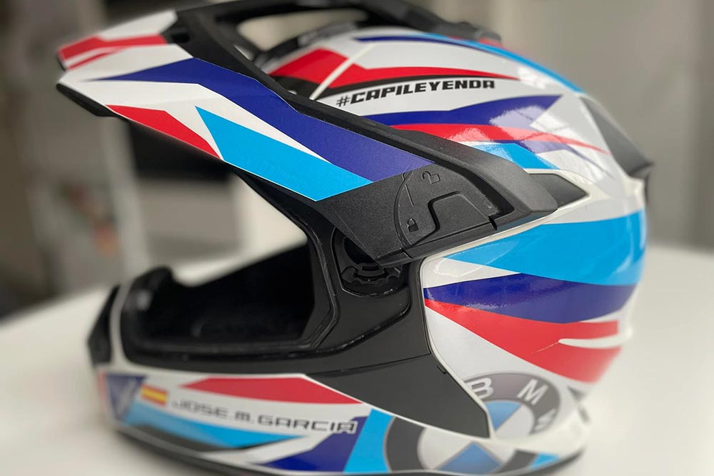 La equipación para el Dakar no difiere mucho de la de enduro, el casco en este caso sí que es un BMW de trail con decoración exclusiva