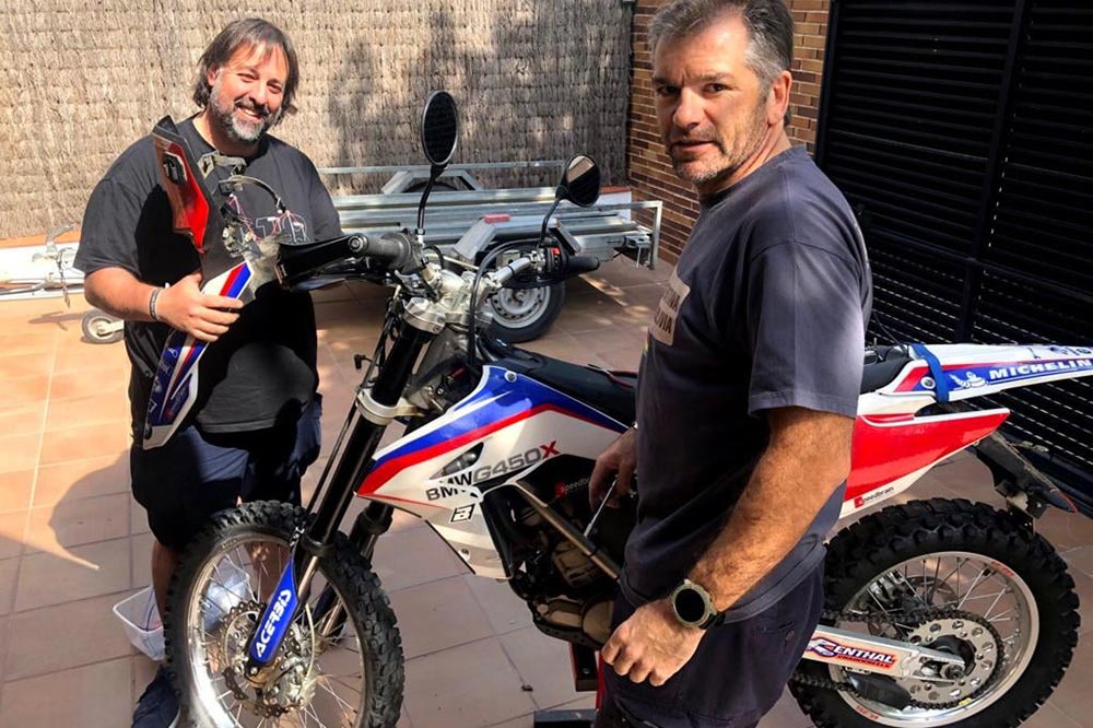 José María Garcia ha contado con la ayuda de buenos amigos a la hora de preparar su moto para el Dakar 2022