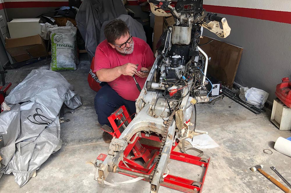 La moto hubo que ir a buscarla a Bélgica porque la vendían con un kit nuevecito