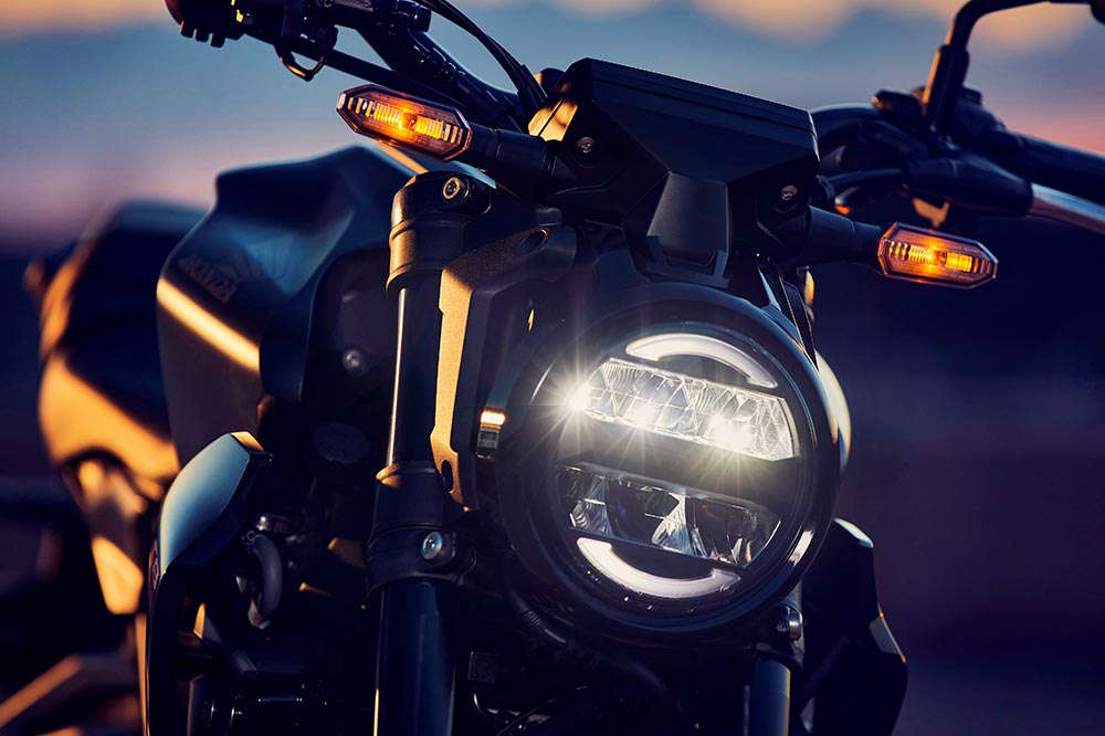 El faro delantero a caballo entre lo clásico y lo moderno es una seña de identidad de las Honda CB