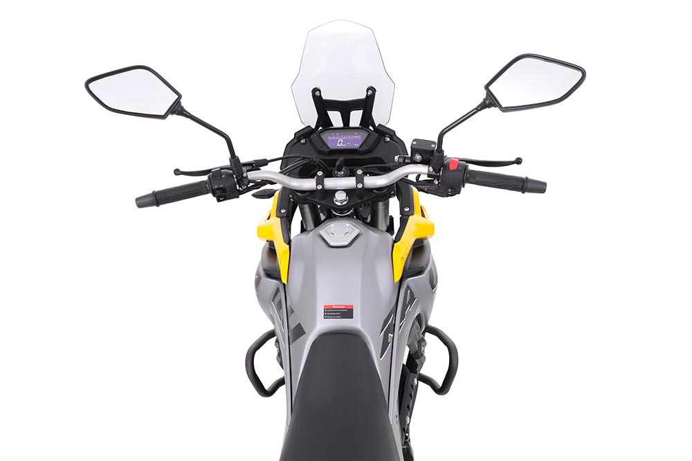 La Voge 300 Rally es muy estrecha y tiene una estética que recuerda a las motos de los raids africanos