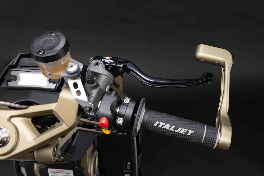 Detalle de los protectores de los puños en el Italjet Dragster