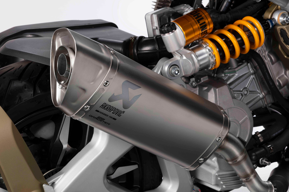 Entre sus "power parts" destaca este silenciador Akrapovic