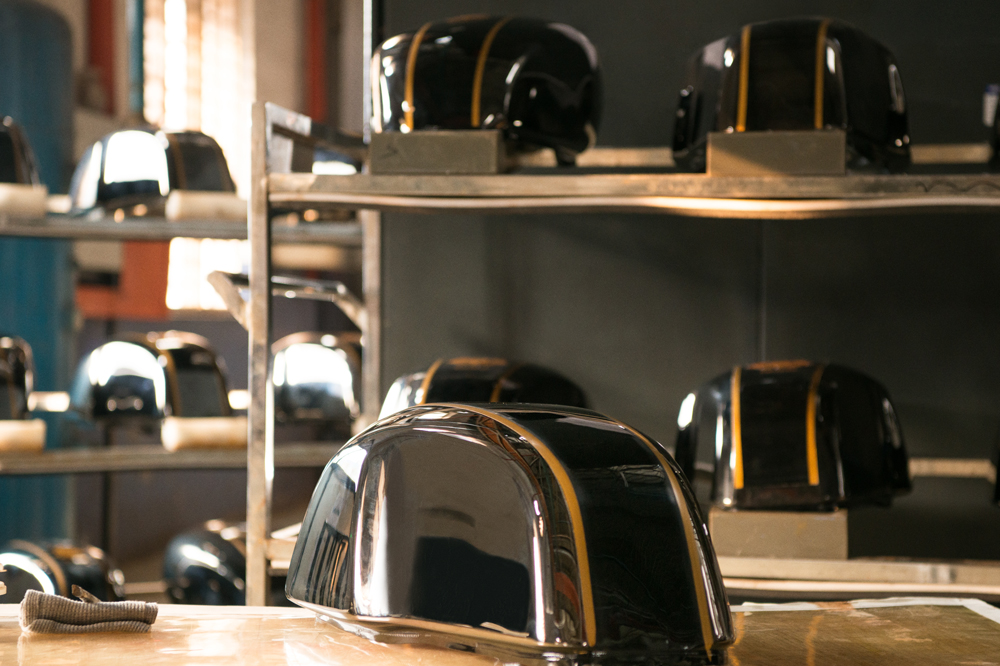 Los depósitos de combustible se decoran manualmente