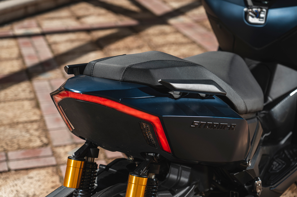 La parte trasera del Storm 125 tiene un corte minimalista y marcado por sus dos amortiguadores con botellla de gas separada