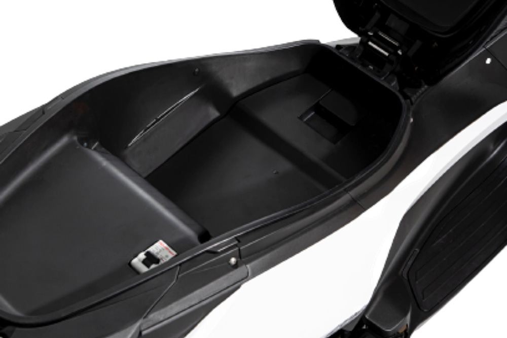 Las baterías tiene una tapa que habilita un espacio para algunos objetos debajo del asiento