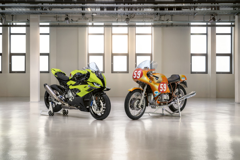 La BMW M 1000 RR junto con la R 90 S del TT
