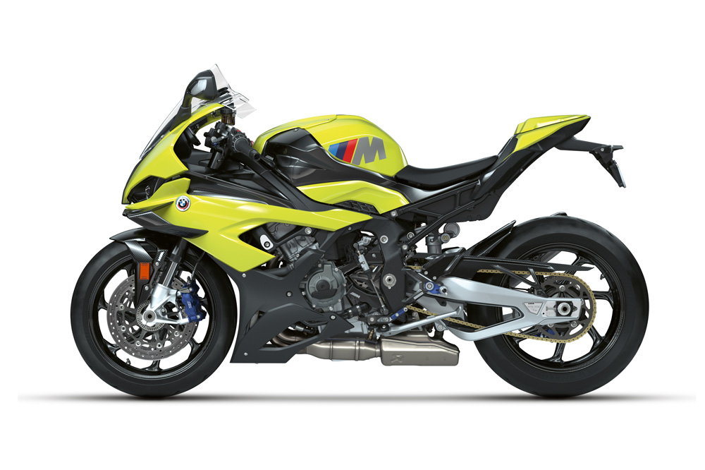 La M 1000 RR del 50 aniversario lleva el paquete de equipamiento deportivo de la firma alemana