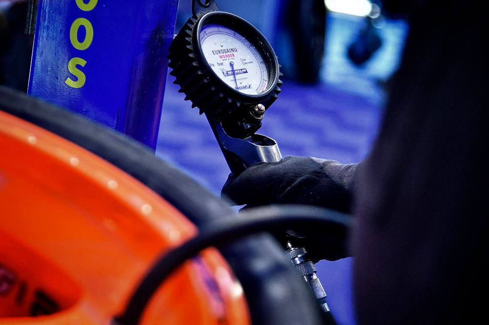 ¿Debo cambiar las presiones de los neumáticos en verano?