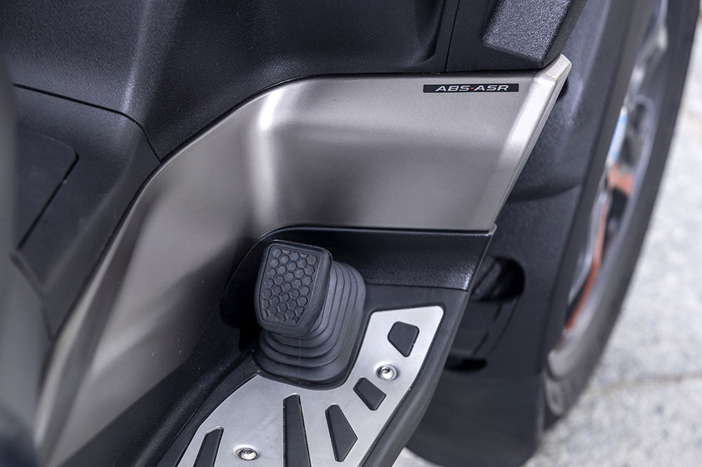 Una de las características de los scooter de tres ruedas para el carnet de coche es el pedal de freno