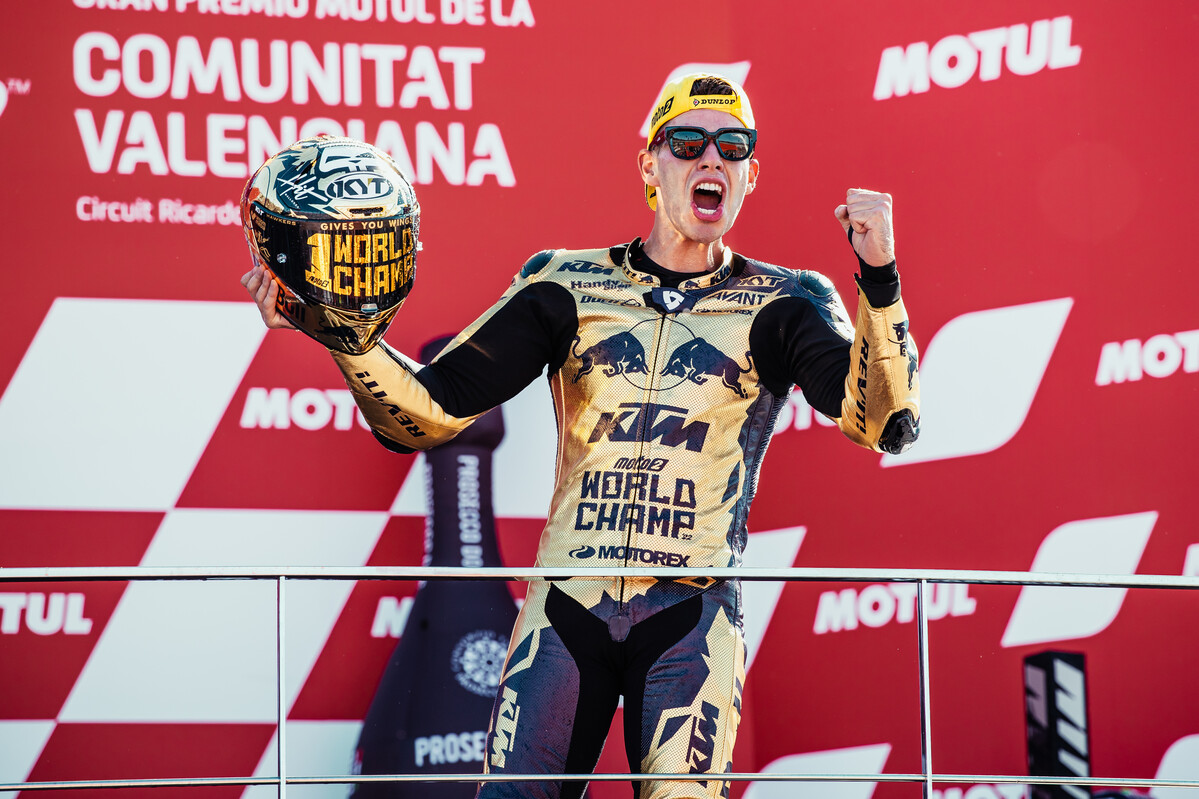Augusto Fernández logró el título de Moto2 en Valencia