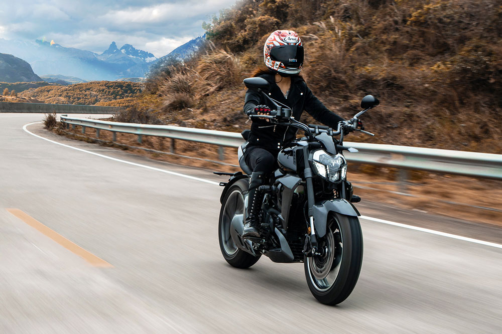 La estética claramente está inspirada en la Ducati Diavel