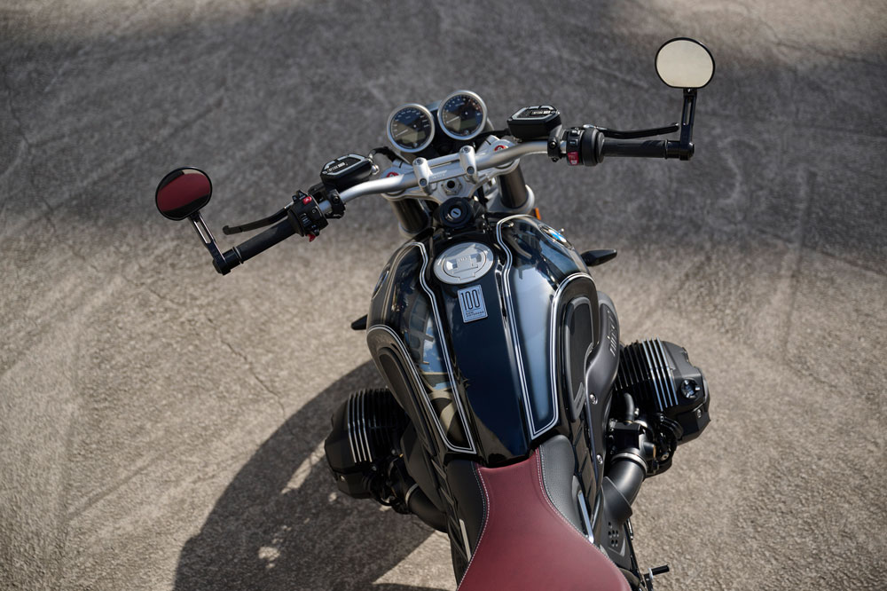 El identificativo del 100 aniversario aparece en el depósito de las dos motos