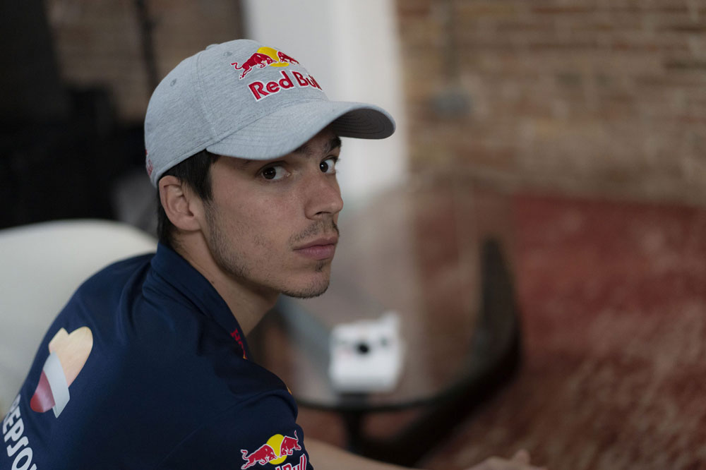 El la primera toma de contacto con la Honda Márquez se interesó por las opiniones de Mir