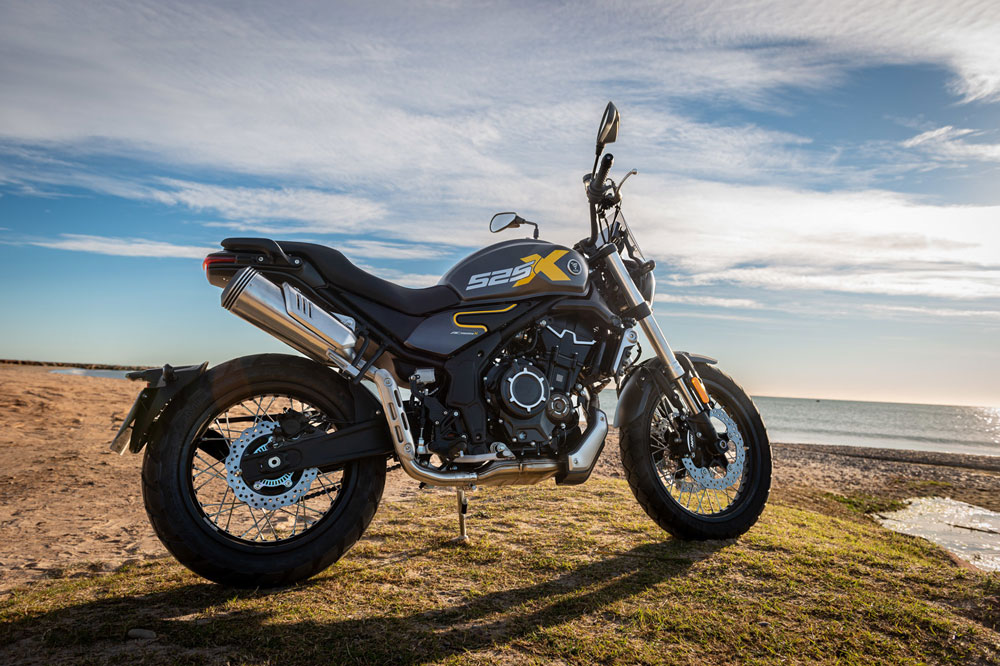 Las iniciales AC vienen a decir que es una moto avanzada e aspecto clásico