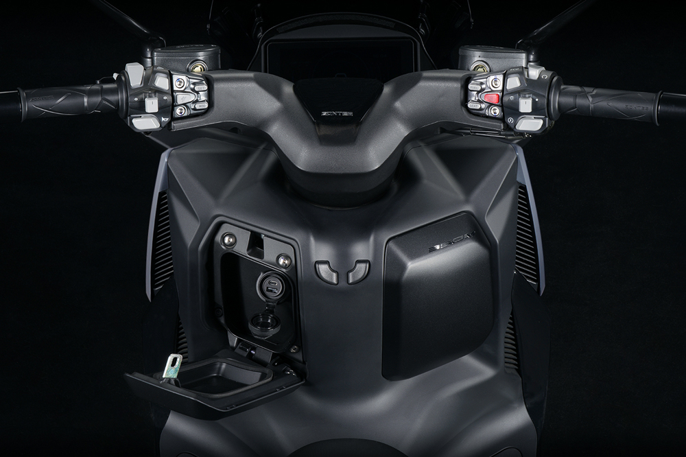 Zontes cuida bien todos los detalles de sus productos; en este caso los mandos tienen retroiluminación.