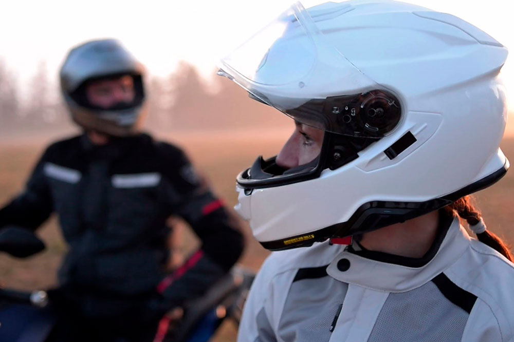 ¿Cómo funciona el sistema de emergencia de un casco Shoei?