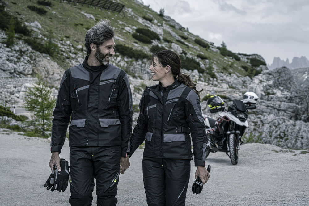 Traje Stelvio Light de Hevik para tus aventuras en moto