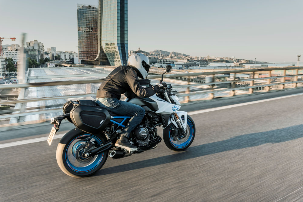 Un juego de maletas posteriores puede ser un buen extra para extender el radio de acción de esta Suzuki