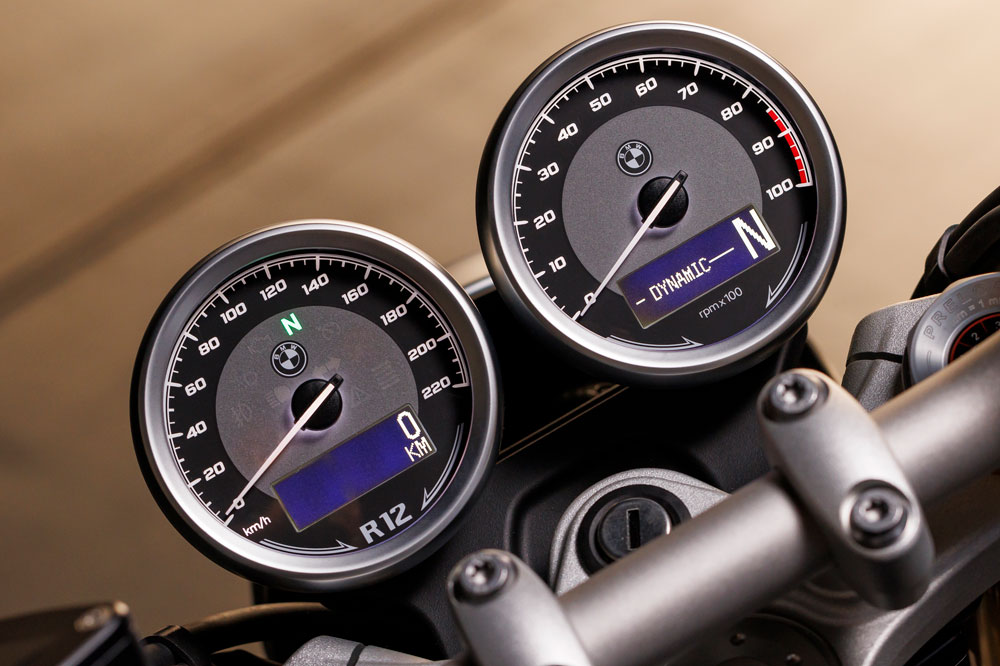 Un cuadro de instrumentos clásico, acorde con la filosofía de la moto.