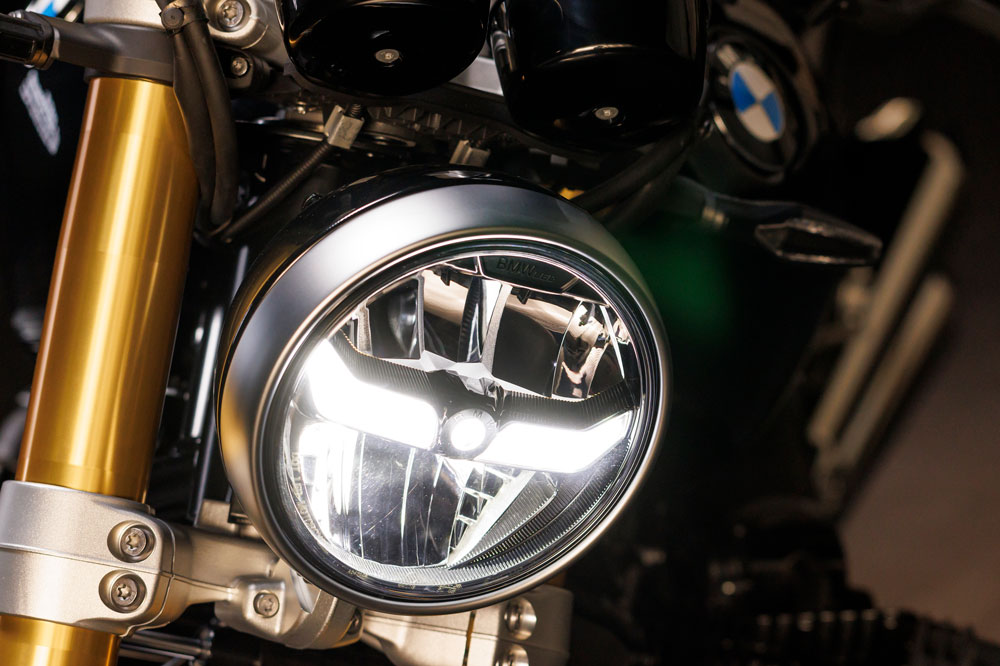 Detalle del grupo optico delantero de la BMW R 12 nineT.