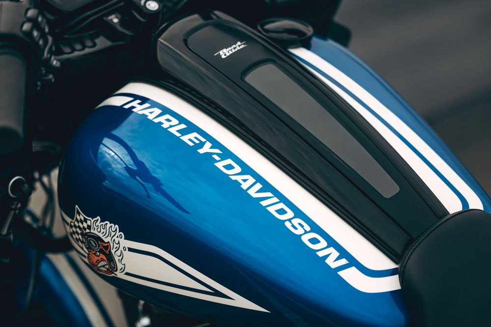 Detalle de la decoración del depósito del combustible.