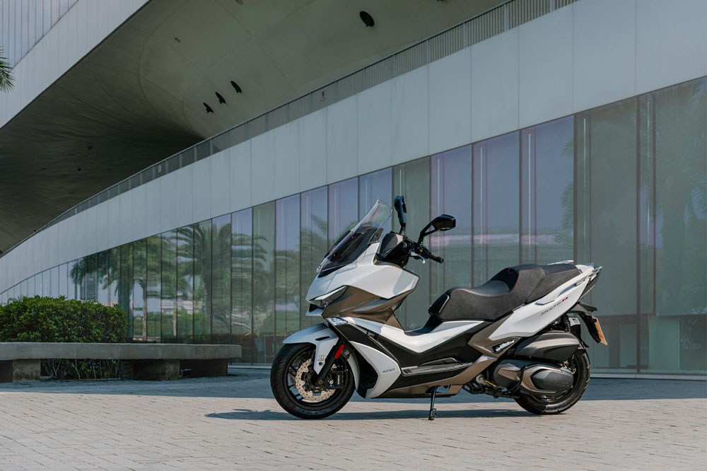 Estéticamente el KYMCO Xciting 400 ha sido renovado por completo.