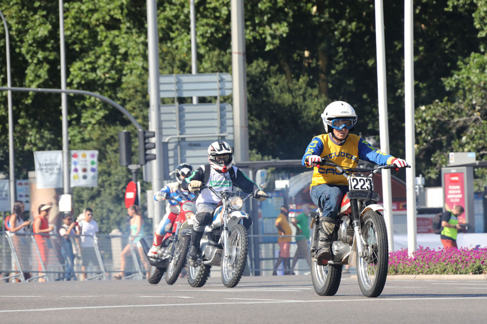 Un desfile con motos de todas las épocas puso el broche de oro a Madrid MotoShow