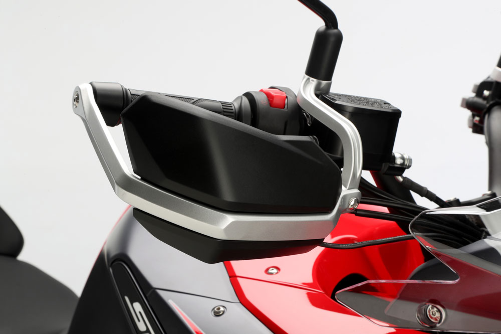 La SRT 550 X está llena de buenos detalles como estos cubremanetas