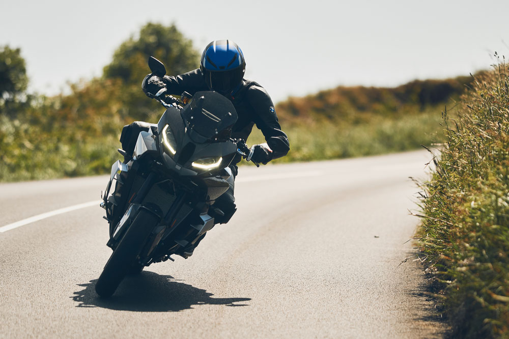 La moto incluye algunas de las mejoras aerodinámicas de la RR